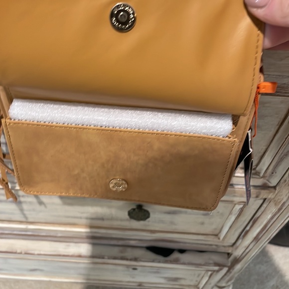 Brand new adorable Francesca’s tan bag with shoulder strap and handle - Picture 4 of 7